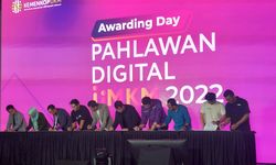 Kemenkop UKM Beri Penghargaan untuk Tiga Besar Pahlawan Digital UMKM 2022