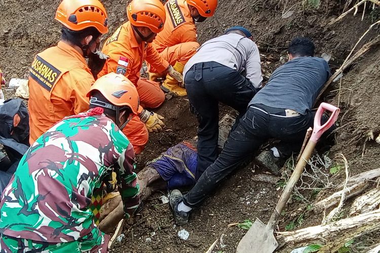 Tim Gabungan Basarnas dan TNI Polri berhasil menemukan korban longsor di Distrik Minyambouw Senin (27/5/2024)
