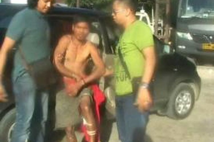 Buron sebulan dua pemuda yang terlibat begal motor dan kepemilikan senjata ilegal yang kabur dari tahanan polres majene akhirnya dibekuk di Kalimantan selatan.