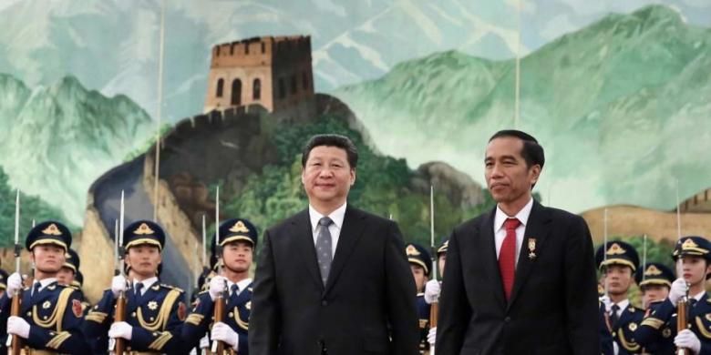 Presiden Joko Widodo (kanan) bersama Presiden China Xi Jinping saat upacara penyambutan kenegaraan di Great Hall of the People di Beijing, Kamis (26/3/2015).
