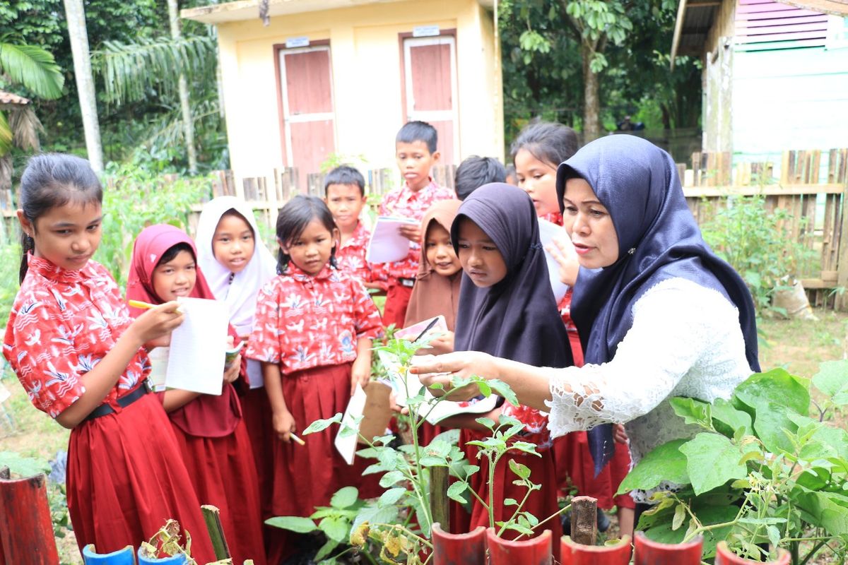 Di era Merdeka Belajar, guru harus bisa menjadi sosok pendidik yang dirindukan siswanya. Guru yang dirindukan, tidak hanya materi pelajaran yang antusias diterima siswa, hal-hal positif yang berkaitan pembentukan karakter pun akan diteladani oleh siswa.