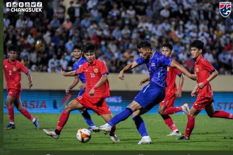 Pertandingan penyisihan Grup B SEA Games 2021 antara Laos dan Thailand di Stadion Thien Truong, Nam Dinh, Senin (16/5/2022) malam WIB. (Tangkapan Layar Twitter @Changsuek_TH)