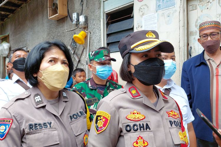 Kapolsek Tambora Kompol Rosana Labobar mengatakan api di Jalan Sawah Lio, Jembatan Lima, Tambora, Jakarta Barat, terbakar pada Minggu (27/3/2022) diduga muncul akibat sengaja dinyalakan oleh  seorang warga yang mengalami gangguan jiwa (ODGJ).