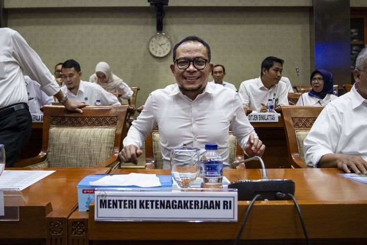 Menteri Ketenagakerjaan Muhammad Hanif Dhakiri (tengah) bersiap mengikuti rapat kerja dengan Komisi IX DPR di Kompleks Parlemen, Senayan, Jakarta, Kamis (4/7/2019). Rapat tersebut membahas penyempurnaan alokasi anggaran menurut fungsi program dan prioritas anggaran Kementerian atau Lembaga Anggaran 2020 sesuai hasil pembahasan Badan Anggaran DPR. ANTARA FOTO/Dhemas Reviyanto/foc. *** Local Caption *** 
