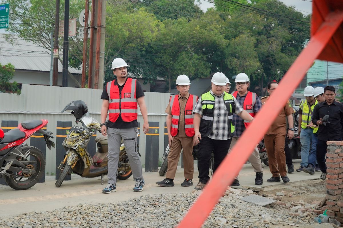Wali Kota Medan Bobby Nasution meninjau revitalisasi Lapangan Gajah Mada di Kecamatan Medan Timur, Senin (13/3/2023). Dok: Diskominfo Medan.
