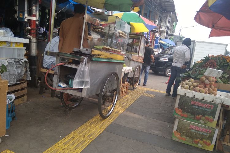 Bulan Ramadan PKL dan parkir liar makin menjamur di trotoar Jatinegara, Rabu (30/5/2018)