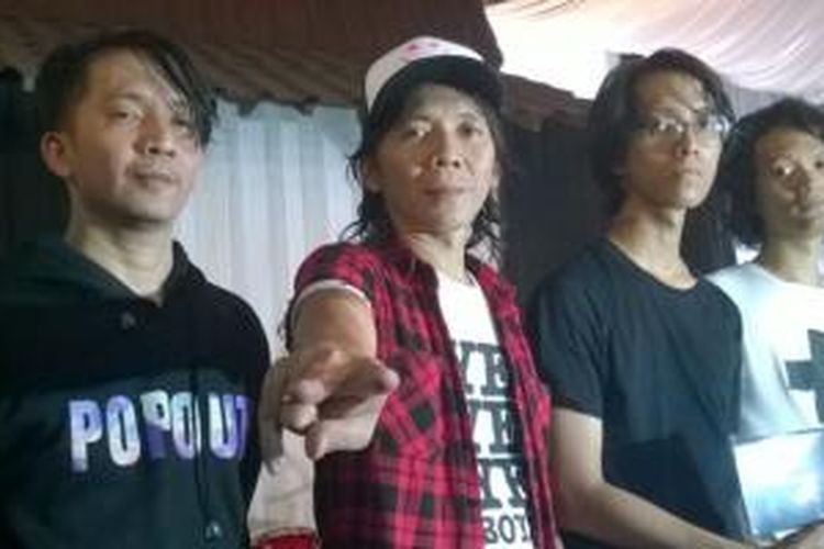 Grup band The Sidhartas yang terdiri dari (kiri-kanan) Massto (drum), Bimbim (vokal), Awa (gitar), dan Firas (bas) diabadikan dalam acara peluncuran album perdana mereka di Gang Potlot III, Duren Tiga, Jakarta Selatan, Senin (18/1/2016).