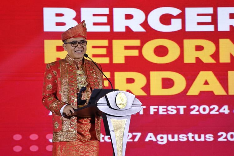 Menteri Pendayagunaan Aparatur Sipil Negara dan Reformasi Birokrasi (Menpan-RB), Abdullah Azwar Anas saat memberikan arahan dalam acara ASN Talent Fest 2024 dan Anugerah ASN 2023, di Jakarta, Selasa (27/8/2024).