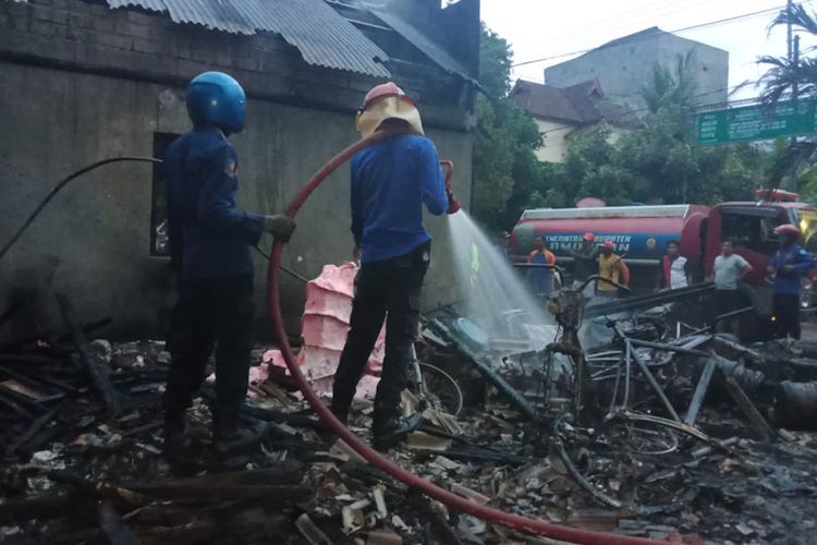 Petugas Damkar Korwil Paciran pada saat memadamkan api, setelah rumah yang juga dibuat sebagai toko di Desa Sidomukti, Kecamatan Brondong, Lamongan, Jawa Timur, terbakar, Senin (24/10/2022).