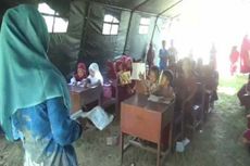 Sekolah Terendam Banjir, Para Siswa SD Ini Belajar di Tenda 