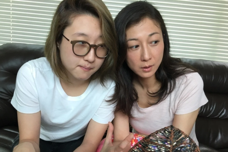 Tangkap layar foto Etta Ng (kiri) putri Jackie Chan bersama Elaine Ng Yi-lei (kanan) (SCMP/Weibo).