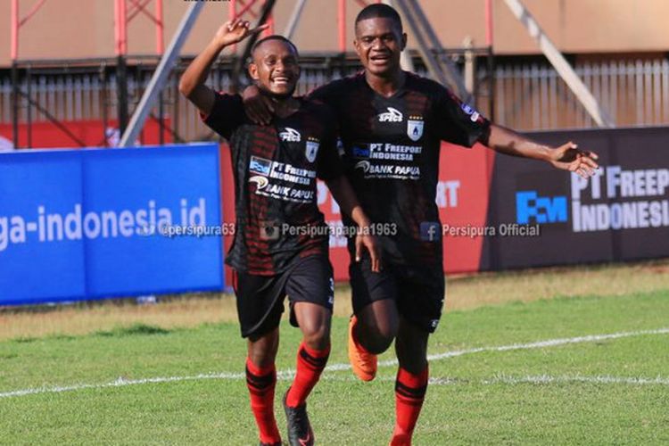 Pemain Persipura Jayapura, Gunansar Papua Mandowen (kiri) merayakan golnya ke gawang PS Tira pada lanjutan Liga 1 2018 di Stadion Mandala, Jayapura.
