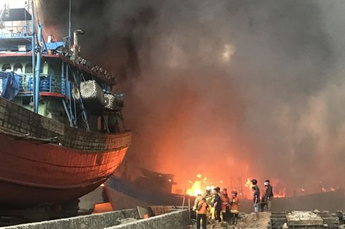 2 Orang Dilarikan ke Rumah Sakit akibat Kebakaran Kapal di Muara Baru