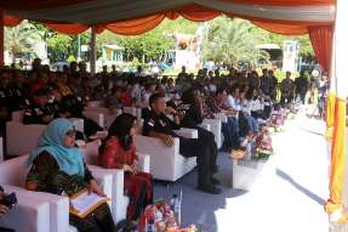 Para pasangan calon gubernur dan wakil gubernur untuk Pemilihan Kepala Daerah DKI Jakarta 2017 saat berada di acara deklarasi kampanye damai di silang barat daya Lapangan Monas, Jakarta Pusat, Sabtu (29/10/2016).