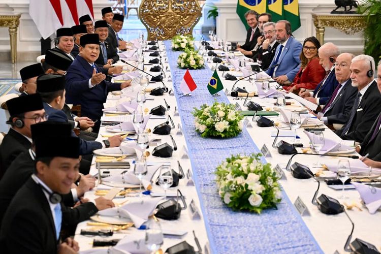 Pertemuan bilateral antara Presiden Prabowo Subianto dan Presiden Brasil Luiz Inácio Lula da Silva yang dikemas menjadi working lunch dengan jamuan makanan Nusantara di Istana Merdeka, Jakarta Pusat, Kamis (23/10/2025). 