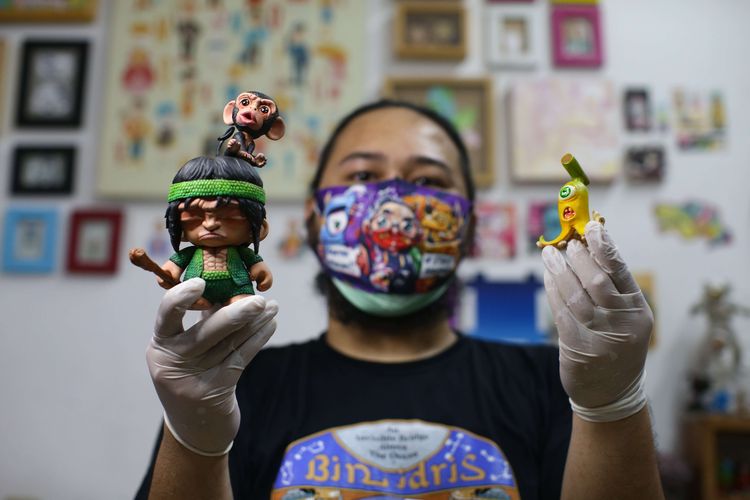 Mirfak Prabowo menuinjukkan art toys buatannya di workshopnya di Karang Tengah, Tangerang, Senin (28/9/2020). Mainan berbahan resin yang dibuat Mirfak Prabowo dijual mulai harga Rp. 200.000 hingga Rp. 2.000.000 dan telah dijual hingga Singapura.