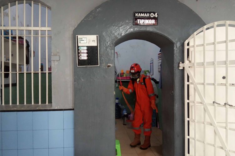 Relawan MRI-ACT menyemprot desinfektan di ruang tahanan Rutan Salatiga