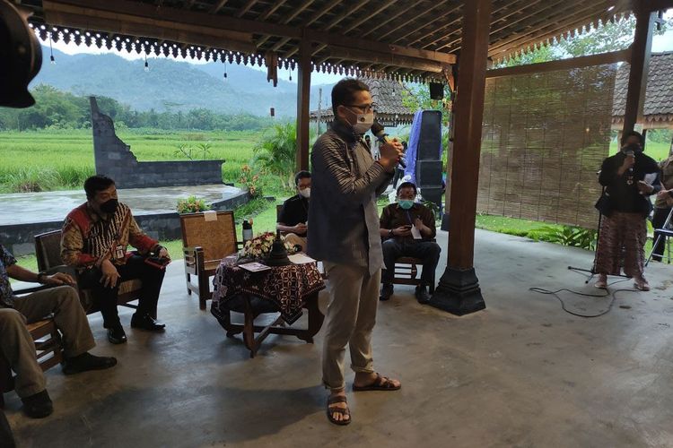 Menteri Pariwisata dan Ekonomi Kreatif (Menparekrar) Sandiaga Salahuddin Uno di Balai Ekonomi Desa (Balkondes) Karangrejo, Kecamatan Borobudur, Magelang, Jawa Tengah, Jumat (12/3/2021).