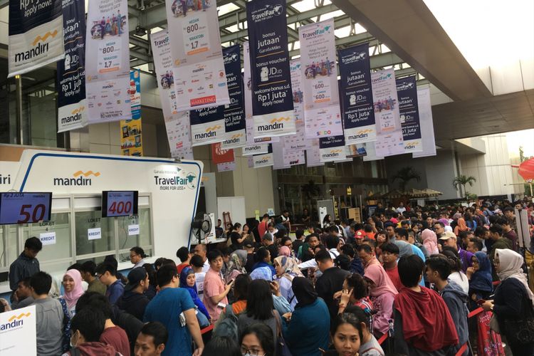 Antrean pengunjung yang ingin membeli tiket di Garuda Indonesia Travel Fair 2018 hari pertama di Jakarta Convention Centre, Jumat (6/4/2018) pagi.