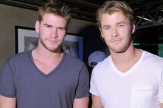 Ikuti Gaya Chris Hemsworth Mengenakan Kaus ‘V-Neck’
