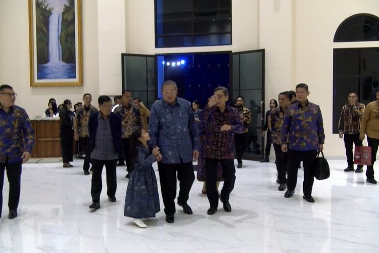 Susilo Bambang Yudhoyono ketika melihat dalam museum Di Pacitan Jawa Timur, bersama rombongan setelah diresmikan, Kamis (17/08/2023).