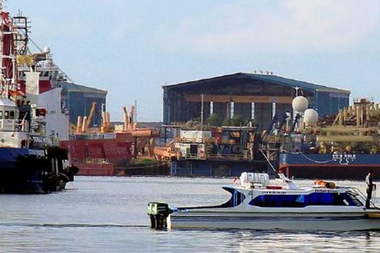 Salah satu galangan di kawasan Sekupang, Batam, Kepulauan Riau, beberapa waktu lalu. Industri galangan kapal menjadi salah satu andalan Batam. Namun, daya saing Batam sebagai kawasan industri terus menurun karena ketidakjelasan peraturan, maraknya pungli, dan kelesuan perekonomian global.