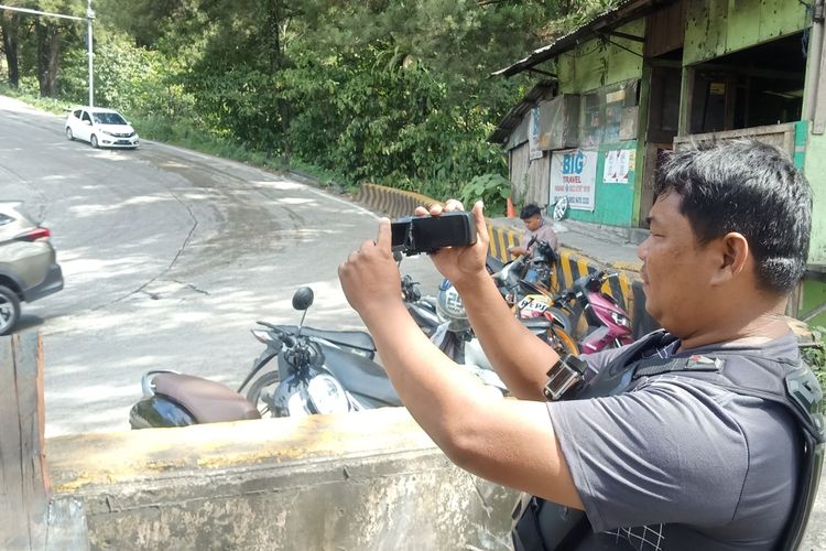 YouTuber Suhendra sedang mengambil video di Sitinjau Lauik, Sumbar.