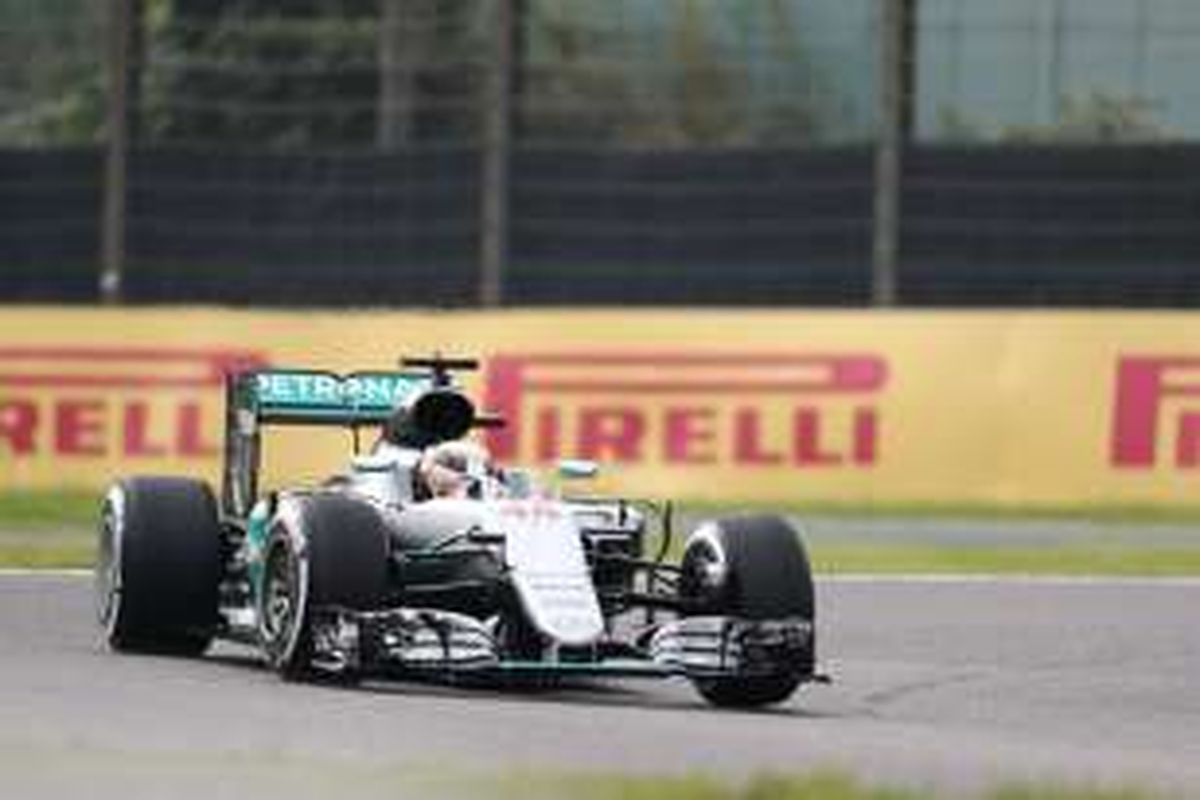 Pebalap Mercedes AMG Petronas asal Inggris, Lewis Hamilton, memacu mobilnya pada sesi kualifikasi GP Jepang di Sirkuit Suzuka, Sabtu (8/10/2016).