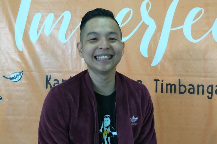 Ernest Prakasa dalan jumpa pers perkenalan pemain film Imperfect, di Kantor Starvision, Cempaka Putih, Jakarta Pusat, Jumat (26/7/2019).