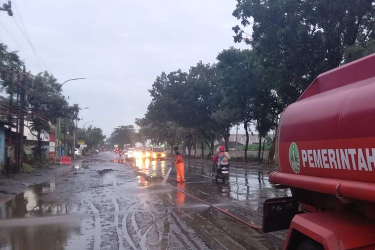 Banjir di Jalan Pantura Pasuruan Surut, Damkar BPBD Langsung Bersih-bersih Lumpur