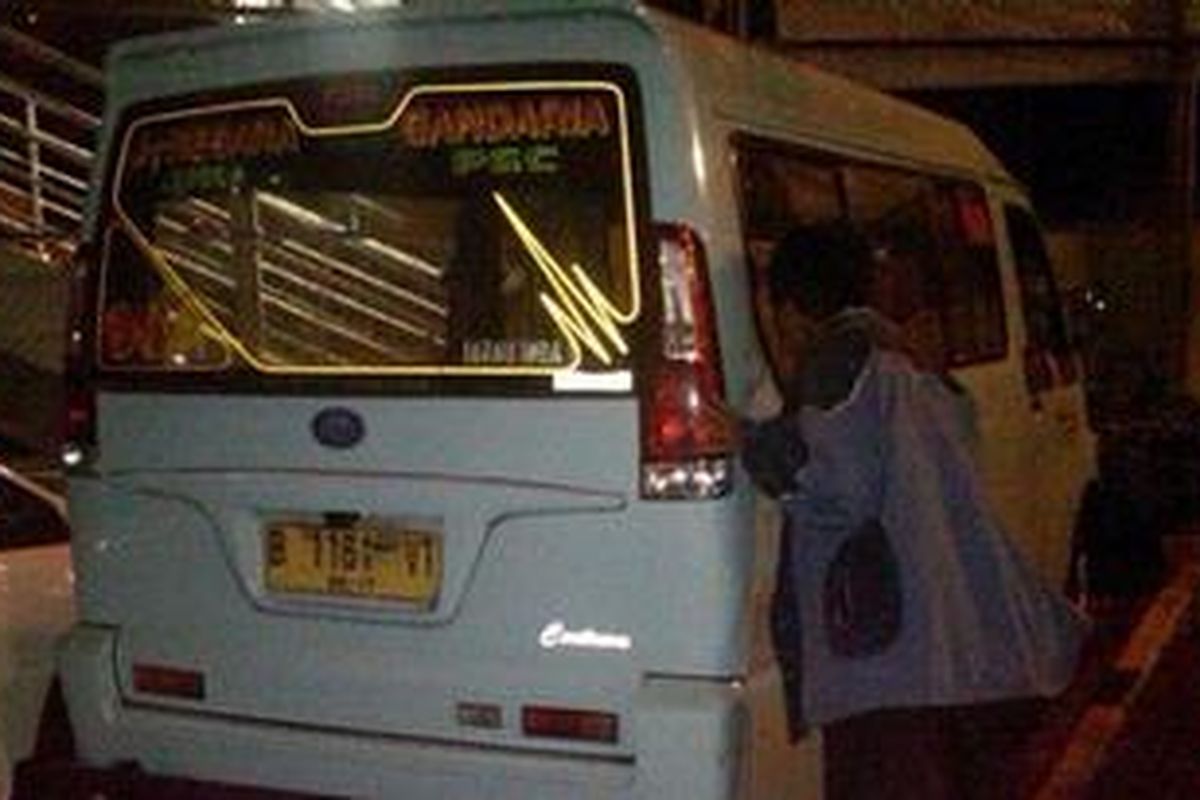 Penodongan di dalam angkutan umum M06A yang berujung pada tiga korban luka dan satu korban tewas, Jumat (28/12/2012) malam, mengungkap fakta menarik. Sopir angkutan umum tersebut rupanya bukan sopir resmi alias sopir tembak.