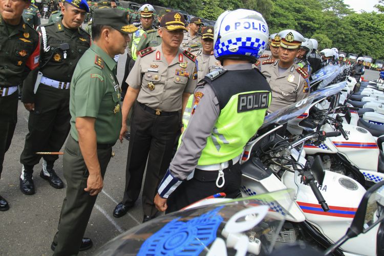 Pangdam IV/Diponegoro, Mayjen TNI Tatang Sulaiman dan Kapolda Jateng, Irjen Pol Condro Kirono mengecek pasukan dalam apel gelar pasukan pengamanan pernikahan putri Presiden di Stadion Manahan Solo, Jumat (3/11/2017).