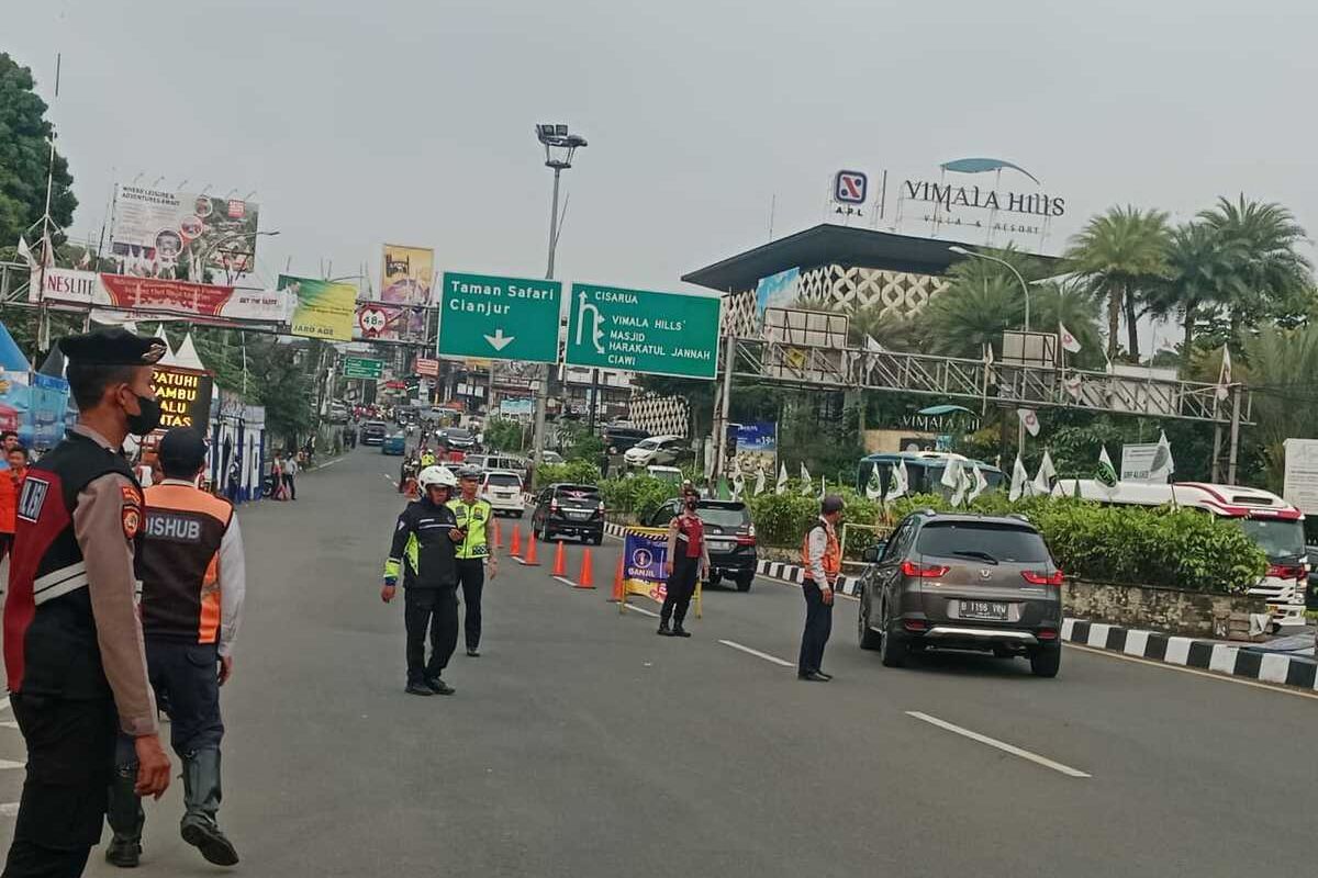 Petugas sedang menerapkan sistem ganjil genap di pintu masuk Puncak Bogor atau tepatnya di Simpang Gadog, Jalan Ciawi, Sabtu (29/4/2023) petang.