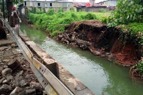 Tanggul Kali Uangan Pesanggrahan Jebol, Trotoar Ambles