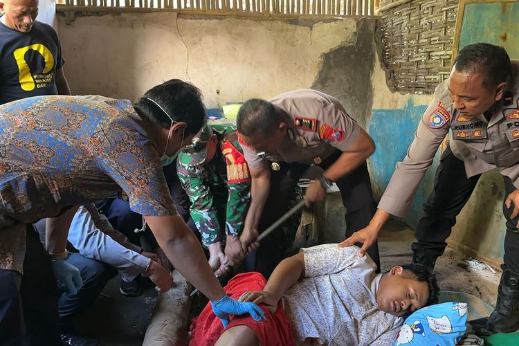 Ipda Purnomo Kembali Evakuasi Pemuda yang Dipasung di Probolinggo, Dibawa ke Yayasannya