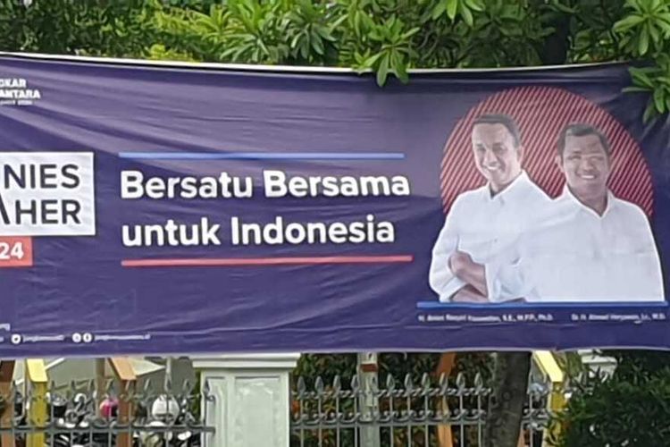 Spanduk yang berisikan foto Anis Baswedan dan Aher yang mengenakan baju putih, dilengkapi dengan tulisan 'Bersatu Bersama untuk Indonesia Anis-Akher 2024' terpasang di Kota Solo Jawa Tengah.