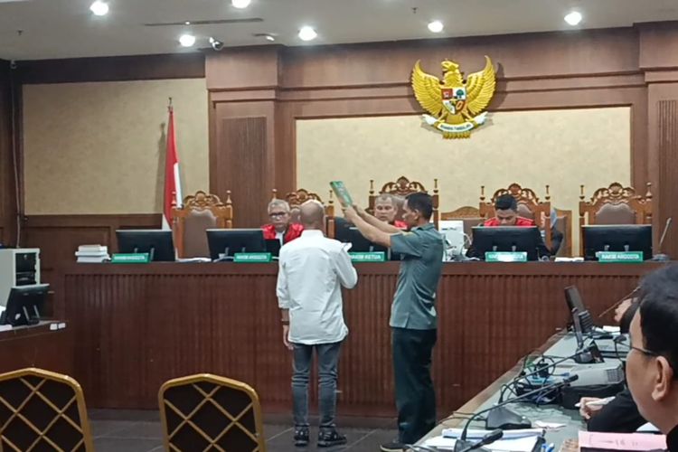 Terdakwa sekaligus Advokat Ariyanto Bakri saat disumpah menjadi saksi mahkota dalam kasus suap hakim CPO untuk terdakwa Marcella Santoso dan Junaedi Saibih dalam sidang Pengadilan Tipikor Jakarta, Rabu (11/2/2026). 