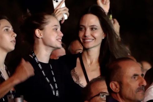 Momen Angelina Jolie Nonton Konser Rock Bareng Anak Gadisnya