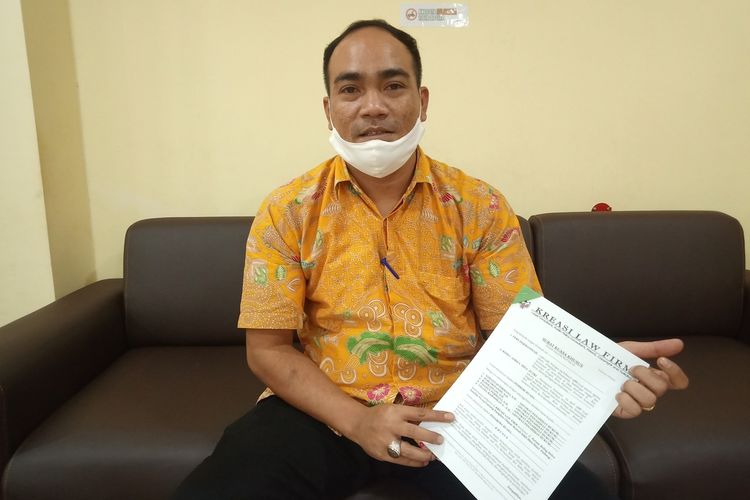 Pengacara keluarga bayi yang meninggal dunia diduga ditelantarkan RSUP M Djamil Padang, Yohannas Permana memperlihatkan berkas laporannya, Rabu (6/5/2020) di Mapolda Sumbar
