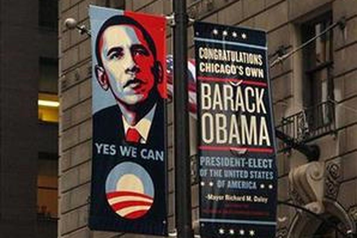 Spanduk yang terpancang di tiang listrik Chicago, Illinois itu, merupakan spanduk ucapan selamat terhadap Barack Obama sebagai presiden terpilih AS. 