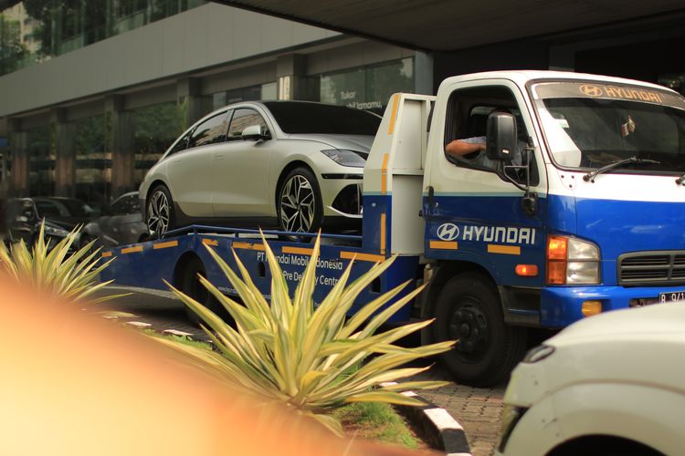 PT Hyundai Motor Indonesia (HMID) melakukan serah terima mobil listrik Hyundai Ioniq 6 kepada dua orang pemenang Roda Keberuntungan yang telah diumumkan beberapa waktu lalu.

