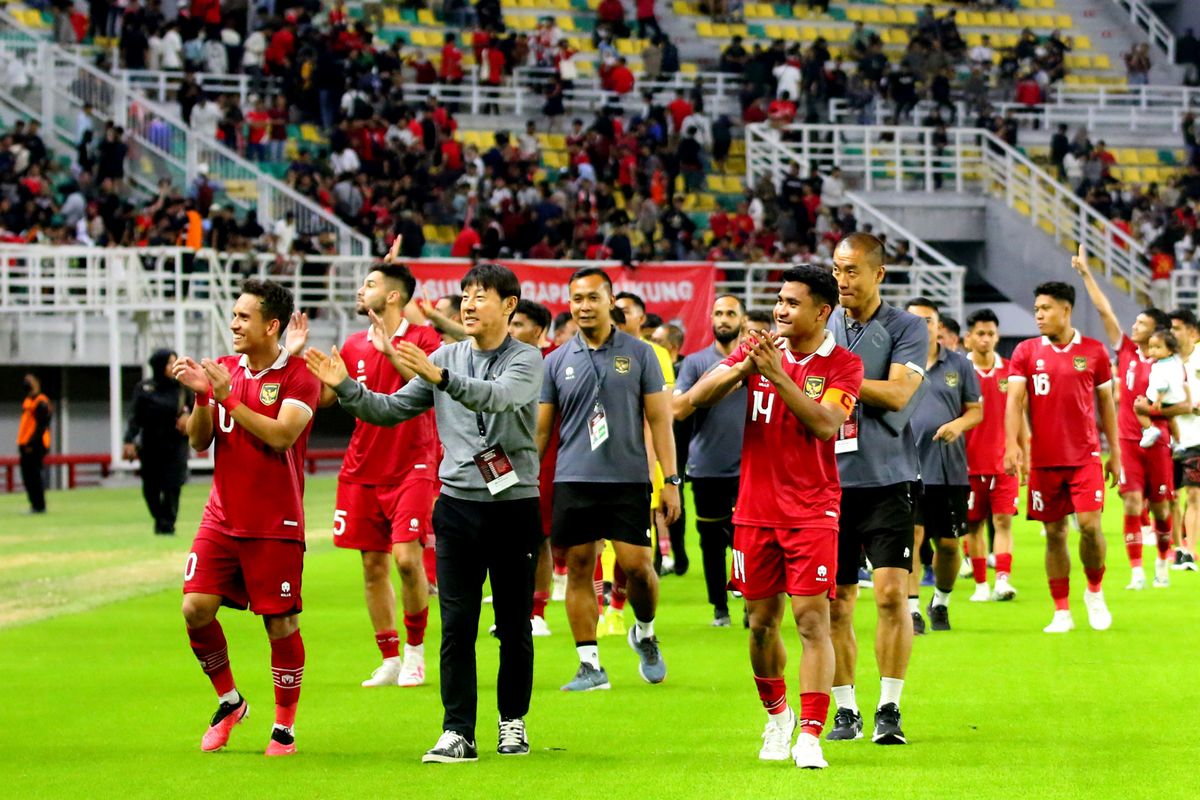 Pelatih Timnas Indonesia, Shin Tae-yong bersama pemain Egy Maulana Vikri dan Asnawi Magkualam menyapa penonton seusai FIFA Matchday melawan Turkmenistan yang berakhir dengan skor 2-0 di Stadion Gelora Bung Tomo, Surabaya, Jumat (8/9/2023) malam.