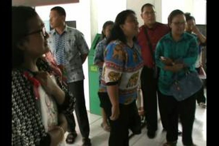 Hotmida Butar-butar saat berteriak di luar sidang Pengadilan Negeri Tebingtinggi, Sumatera Utara, Kamis (30/7/2015).