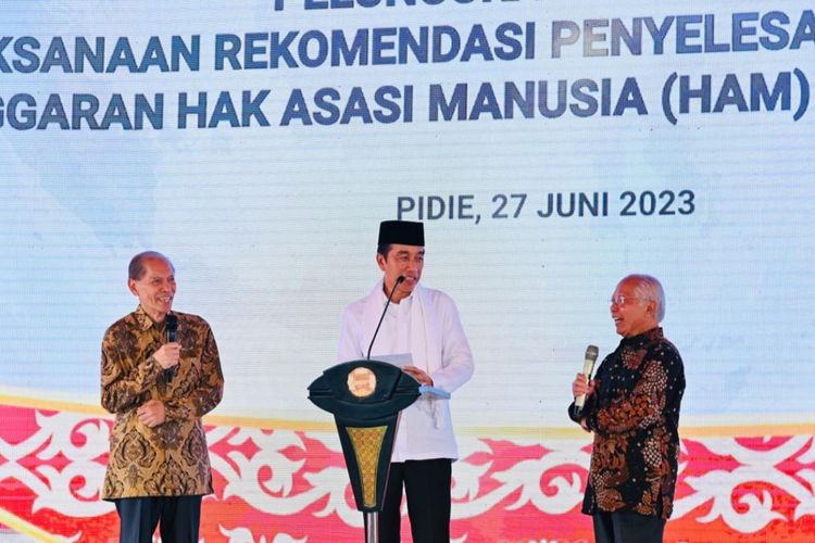 Presiden Joko Widodo saat berdialog dengan Suryo Hartono dan Sudaryanto Priyono yang merupakan korban pelanggaran HAM berat masa lalu peristiwa 1965, acara peluncuran program pelaksanaan rekomendasi penyelesaian non-yudisial pelanggaran HAM berat di Rumoh Geudong, Kabupaten Pidie, Provinsi Aceh, pada Selasa (27/6/2023). 