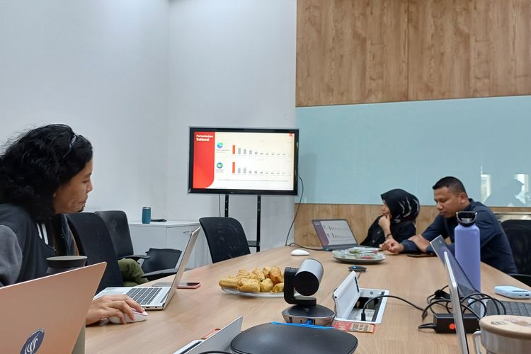 Yusuf Adi Pradana dari BEI dan Dipta Amelia dari Sinarmas Sekuritas berbagi kiat investasi cerdas dalam acara Seni Dalam Berinvestasi di Menara Kompas, Jakarta, Kamis (24/7/2025).