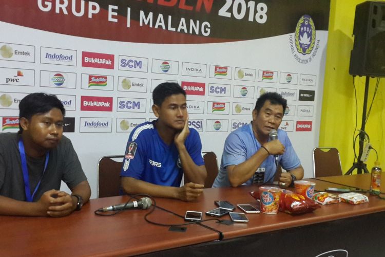 Pelatih PSIS Semarang, Subangkit (kanan) dalam konferensi pers usai kalah dari Arema FC dalam Grup E Piala Presiden 2018 di Stadion Kanjuruhan, Kabupaten Malang, Kamis (25/1/2018)