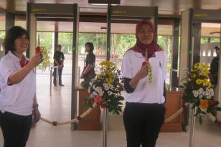 Direktur Utama PT. TWCB, Laelly Prihatiningtyas (kanan), meresmikan visitor main gate di sisi timur Candi Borobudur, Kabupaten Magelang, Jawa Tengah, Senin (21/4/2014).