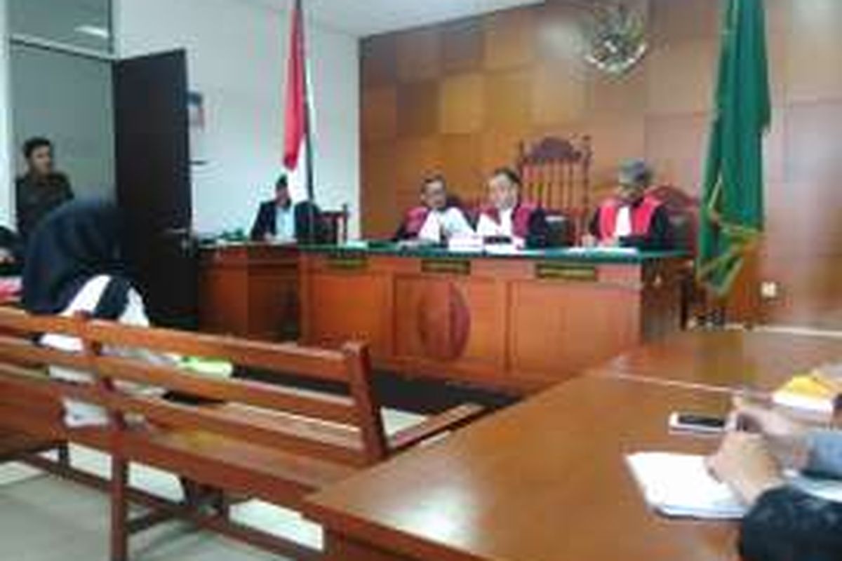 Hakim Pengadilan Negeri Jakarta Timur pada sidang putusan sela kasus penyiksaan pekerja rumah tangga (PRT) Sri Siti Marni alias Ani (20) memutuskan melanjutkan sidang kasus tersebut. Hakim menolak keberatan (eksepsi) penasihat hukum tentang terdakwa Meta Hasan Musdalifah mengalami gangguan jiwa. Kamis (28/7/2016)