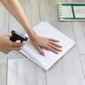Ibu-ibu, Ini 3 Cara Praktis Bersihkan Lantai Kayu Laminasi di Rumah