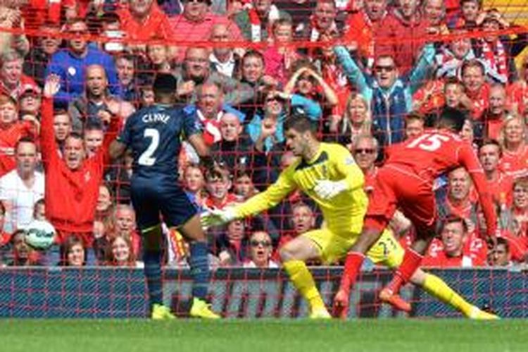 Striker Liverpool, Daniel Sturridge (kanan) saat melepaskan bola yang berujung gol ke gawang Southampton pada pertandingan Premier League di Stadion Anfield, Minggu (17/8/2014). Liverpool menang 2-1 pada laga tersebut. 
